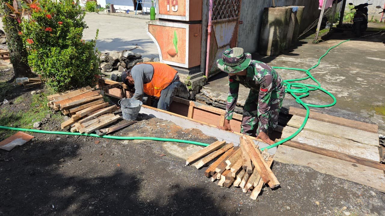 Semangat TNI Manunggal Membangun Desa (TMMD) ke-126 Kodim 0818/Malang-Batu terus berkobar di Dusun Krajan, Desa Lebakharjo