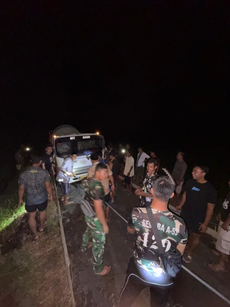 Warga bersama Satgas TMMD 126 bahu membahu mengerjakan pengecoran jalan usaha tani sepanjang 220 meter, lebar 2,5 meter dan tinggi 25 sentimeter.