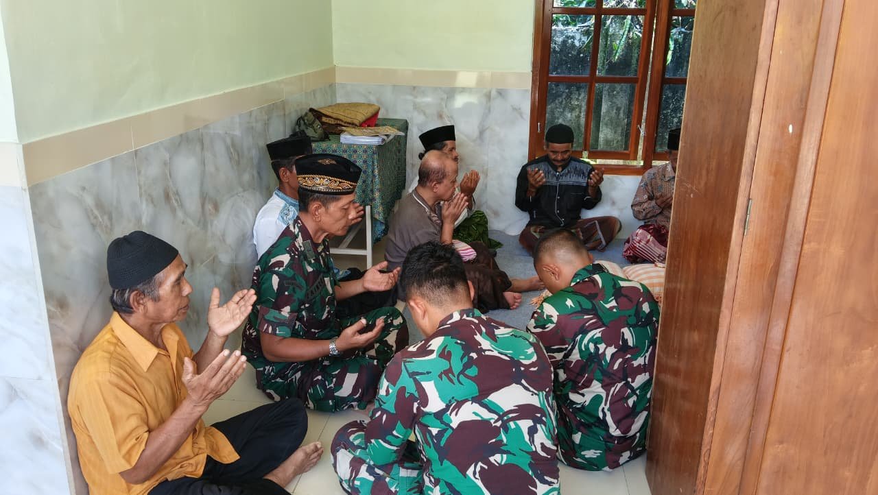 Pabintal Korem 083/Baladhika Jaya Menghadiri Tradisi Masuk Rumah Baru dengan  Menghatamkan Al Qur’an