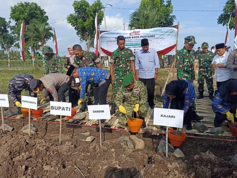 Dandim 0825 Banyuwangi Bersama Forkopimda Hadiri Vidcon dan Peletakan Batu Pertama Koperasi Desa Merah Putih