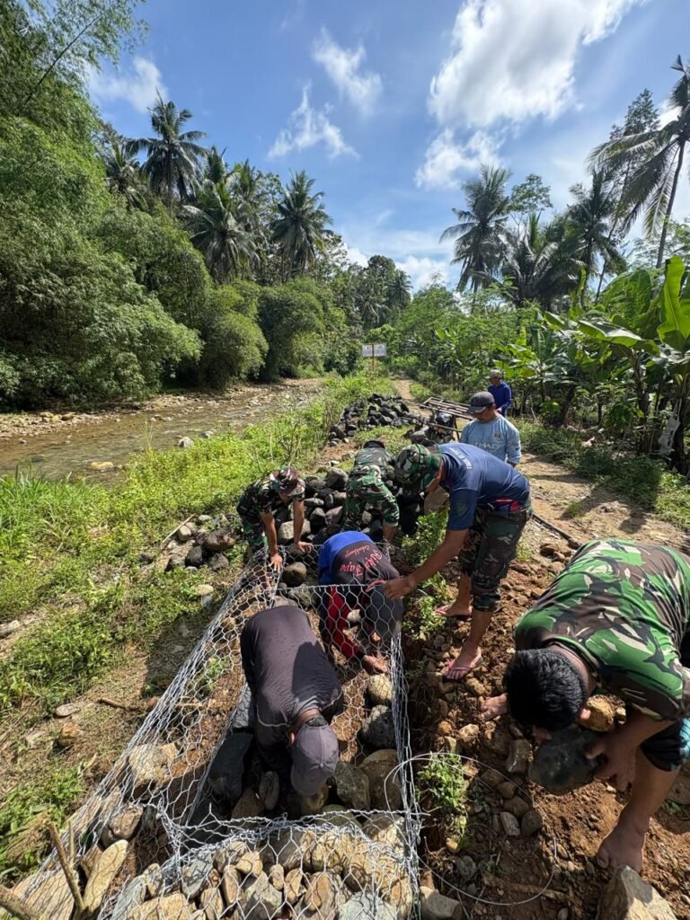Anggota Satuan Tugas TNI Manunggal Membangun Desa (TMMD) ke-126 Kodim 0818/Malang-Batu yang berasal dari AURI terus melanjutkan pekerjaan pemasangan bronjong batu di Dusun Sukomaju B, Desa Lebakharjo, Kecamatan Ampelgading, Kabupaten Malang.