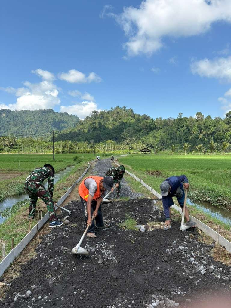 Anggota Satuan Tugas (Satgas) TNI Manunggal Membangun Desa (TMMD) ke-126 Kodim 0818/Malang-Batu, termasuk personel dari Satuan AURI, bahu-membahu bersama masyarakat setempat mencangkul dan meratakan tanah