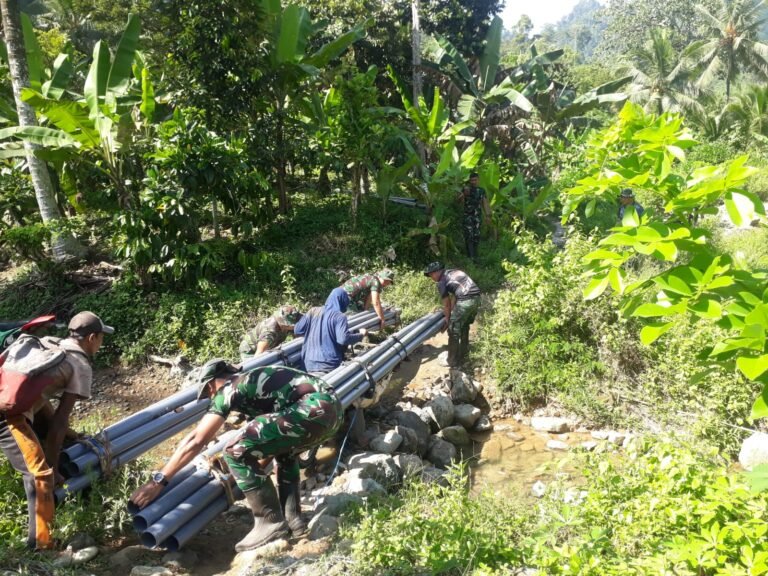Satuan tugas (Satgas) dari Yonarmed 1/AY/2/2 Kostrad bergerak cepat mendistribusikan material pipa untuk instalasi pipanisasi air bersih di Dusun Sukomaju B,