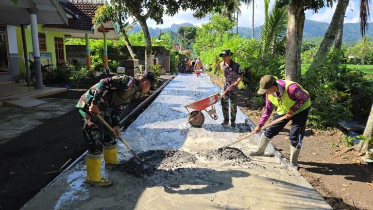 Anggota Satuan Tugas (Satgas) TNI Manunggal Membangun Desa (TMMD) ke-126 Kodim 0818/Malang-Batu