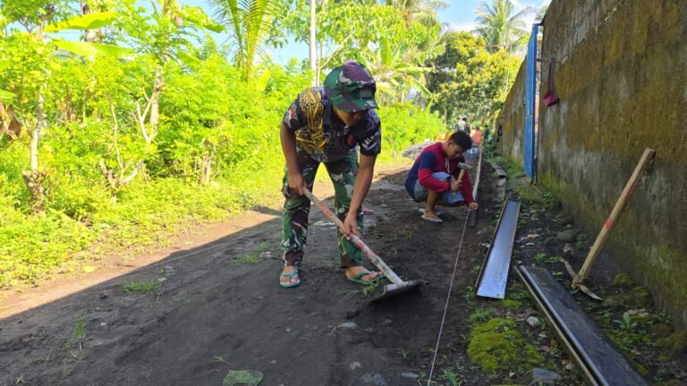 Anggota Satuan Tugas (Satgas) TNI Manunggal Membangun Desa (TMMD) ke-126 Kodim 0818/Malang-Batu dari Yonzipur 5/Abw terlihat bahu-membahu bersama warga setempat. Bukan dengan alat berat, melainkan dengan cangkul tradisional,