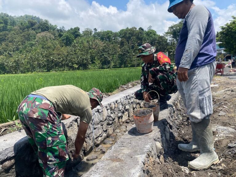 Semangat gotong royong dan kepedulian sosial terpancar jelas Satuan Tugas (Satgas) TNI Manunggal Membangun Desa (TMMD) Ke-126 Kodim 0818/Malang-Batu