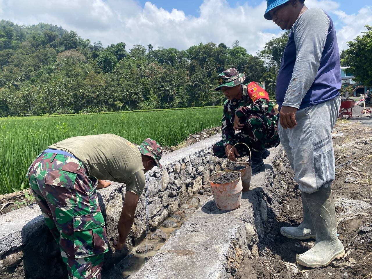 Semangat gotong royong dan kepedulian sosial terpancar jelas Satuan Tugas (Satgas) TNI Manunggal Membangun Desa (TMMD) Ke-126 Kodim 0818/Malang-Batu