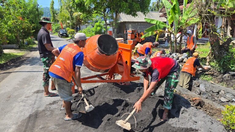 Personel Satuan Tugas (Satgas) dari Yonarmed 8/Uddhata Yudha terlihat bahu-membahu melanjutkan pekerjaan pembangunan Drainase bersama warga Dusun Kerajan I B