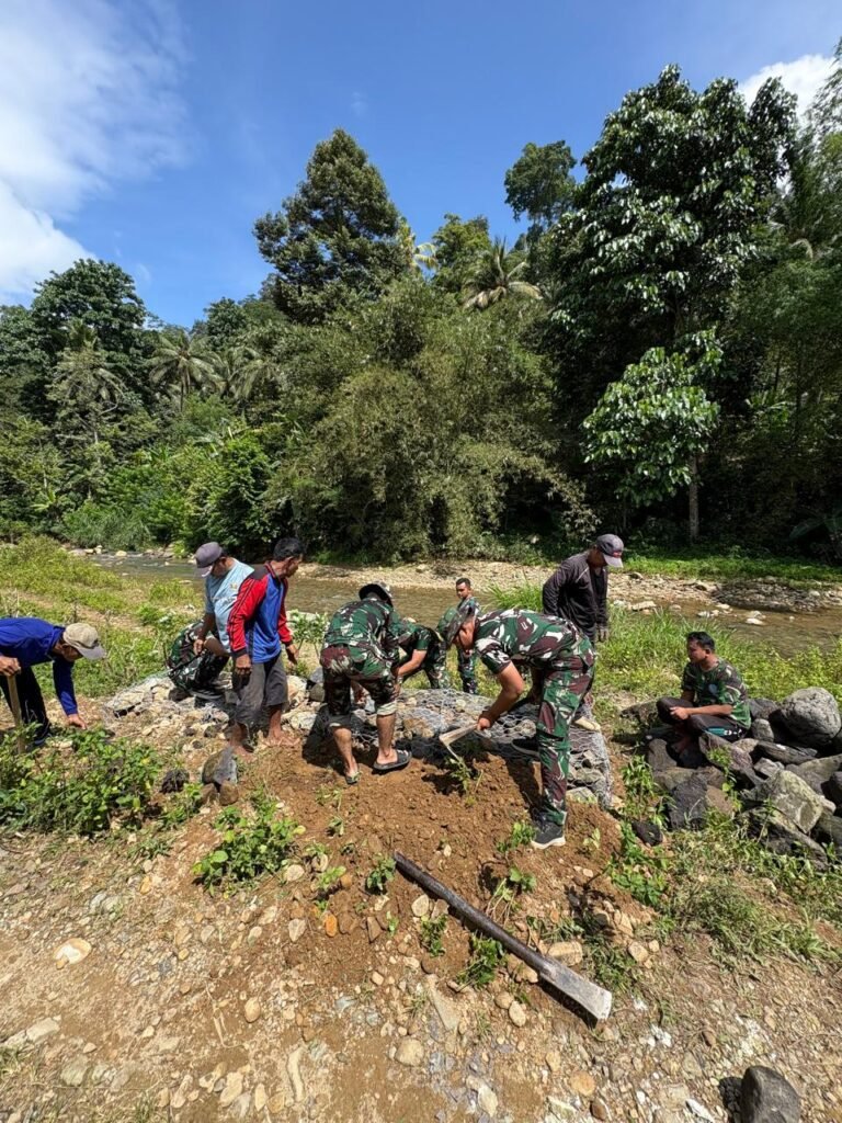 Satgas TMMD Kodim 0818 Perkuat Tebing Sungai di Lebakharjo untuk Mitigasi Bencana
