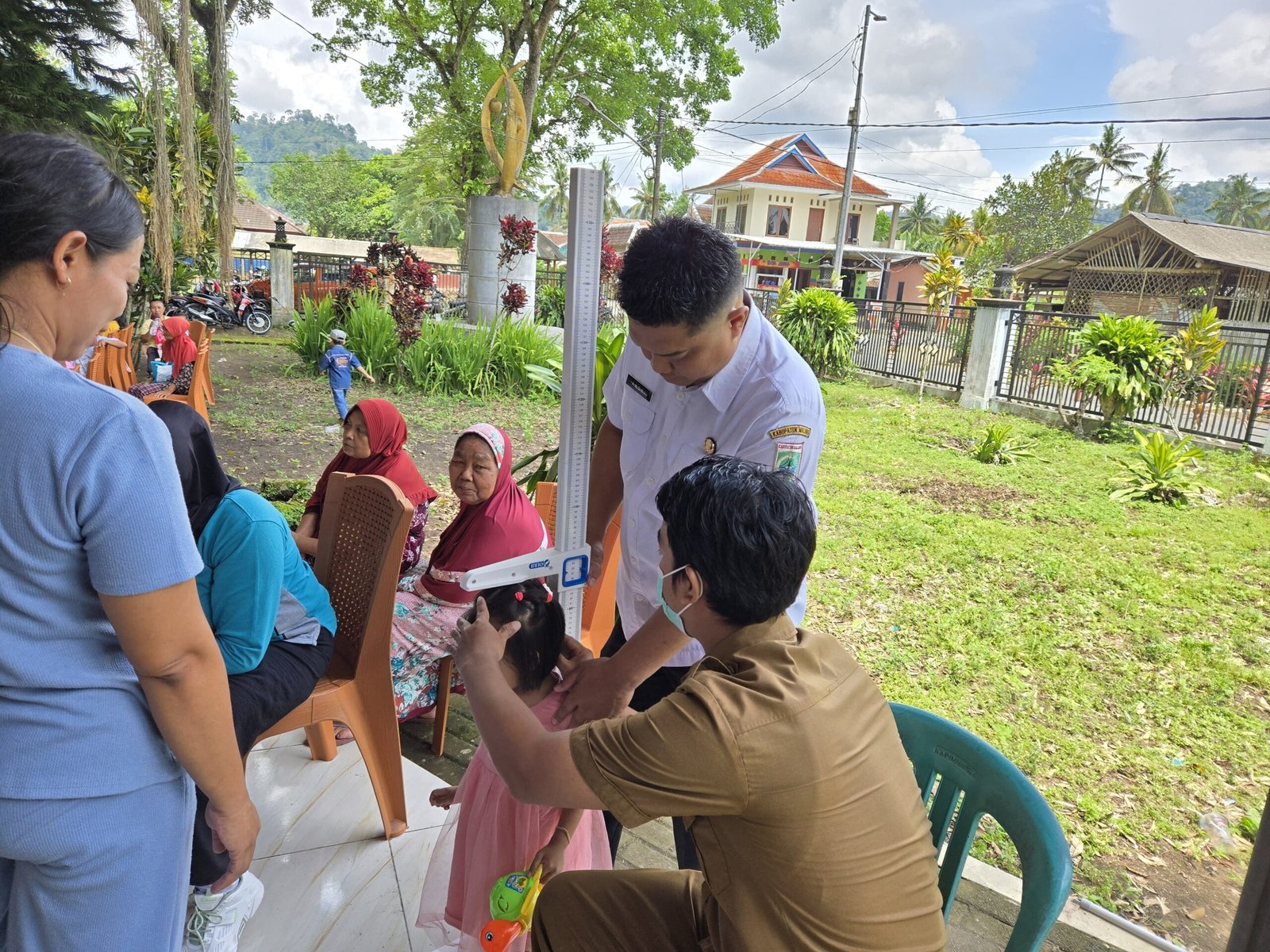 TMMD bukan hanya “membangun desa,” tetapi juga “membangun manusia.” Semangat inilah yang diwujudkan melalui Gerakan Aktifkan Posyandu oleh Dinas Kesehatan Kabupaten Malang, berkolaborasi dengan Satgas TMMD ke-126 Kodim 0818/Malang-Batu, yang bertempat di Desa Lebakharjo, Kecamatan Ampelgading Kabupaten Malang