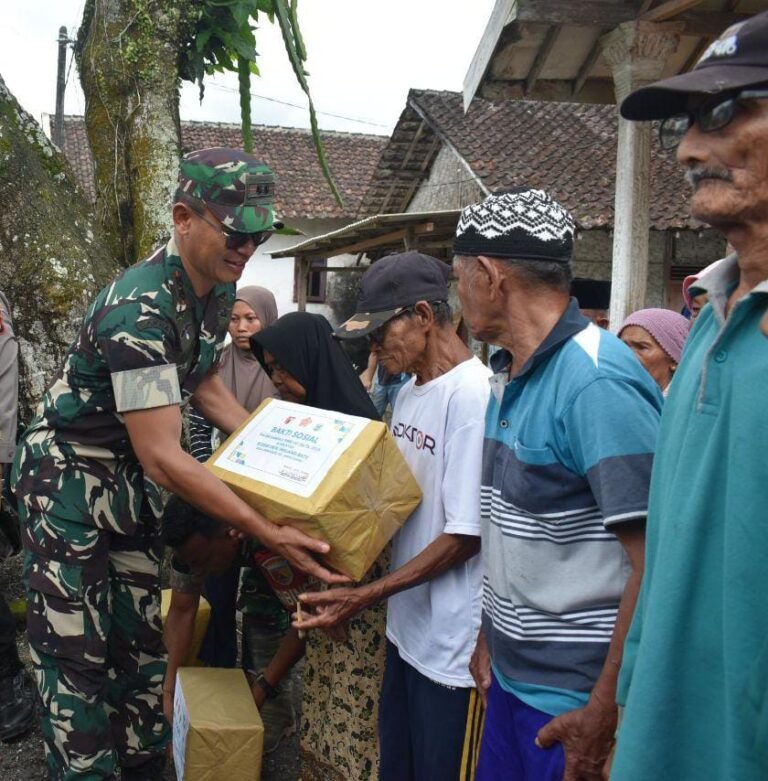 Letkol CZI Bayu Nugroho turut menyerahkan paket sembako kepada warga lanjut usia dan masyarakat kurang mampu di sekitar lokasi TMMD.