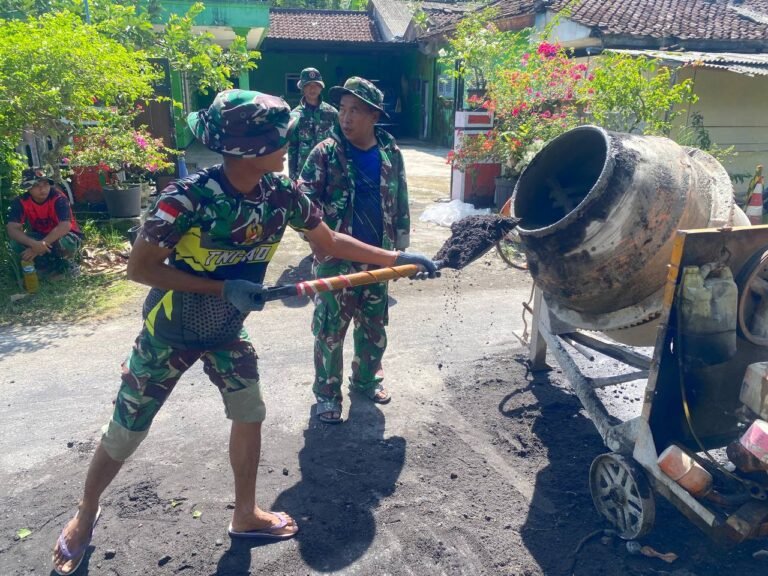 Satgas TNI Manunggal Membangun Desa (TMMD) ke-126 Kodim 0818/Malang-Batu terus menunjukkan semangat kebersamaan dan pengabdian di Desa Lebakharjo