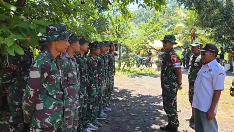 Komandan Satuan Tugas (Dansatgas) TMMD Ke-126 Kodim 0818/Malang-Batu, Letkol Czi Bayu Nugroho, memberikan pengarahan langsung kepada anggota Satgas TMMD di lokasi kegiatan
