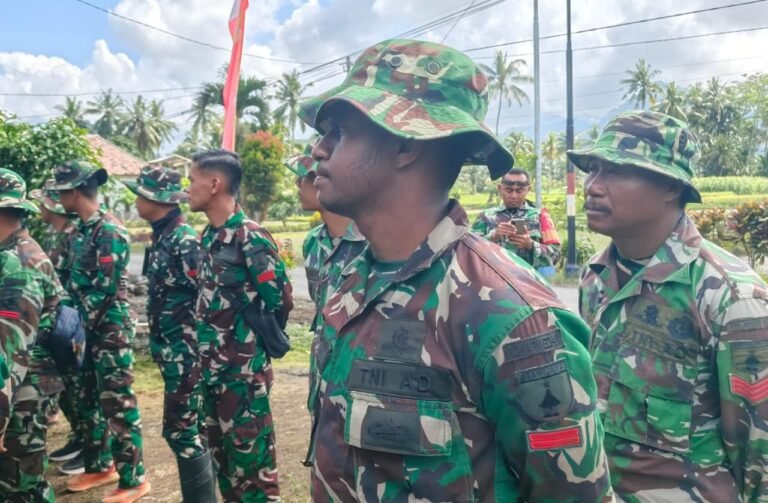 Satgas TMMD ke-126 bergerak menuju Dusun Lebaksari, bukan untuk berperang, tapi untuk membangun harapan merenovasi rumah warga‎