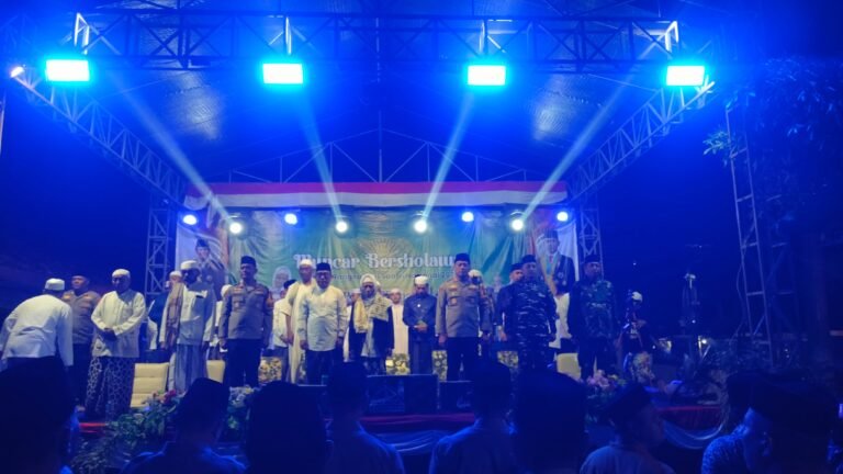 Sinergi TNI-Polri dan Masyarakat Warnai Pengajian Sholawatan Hari Santri Nasional 2025 di Muncar