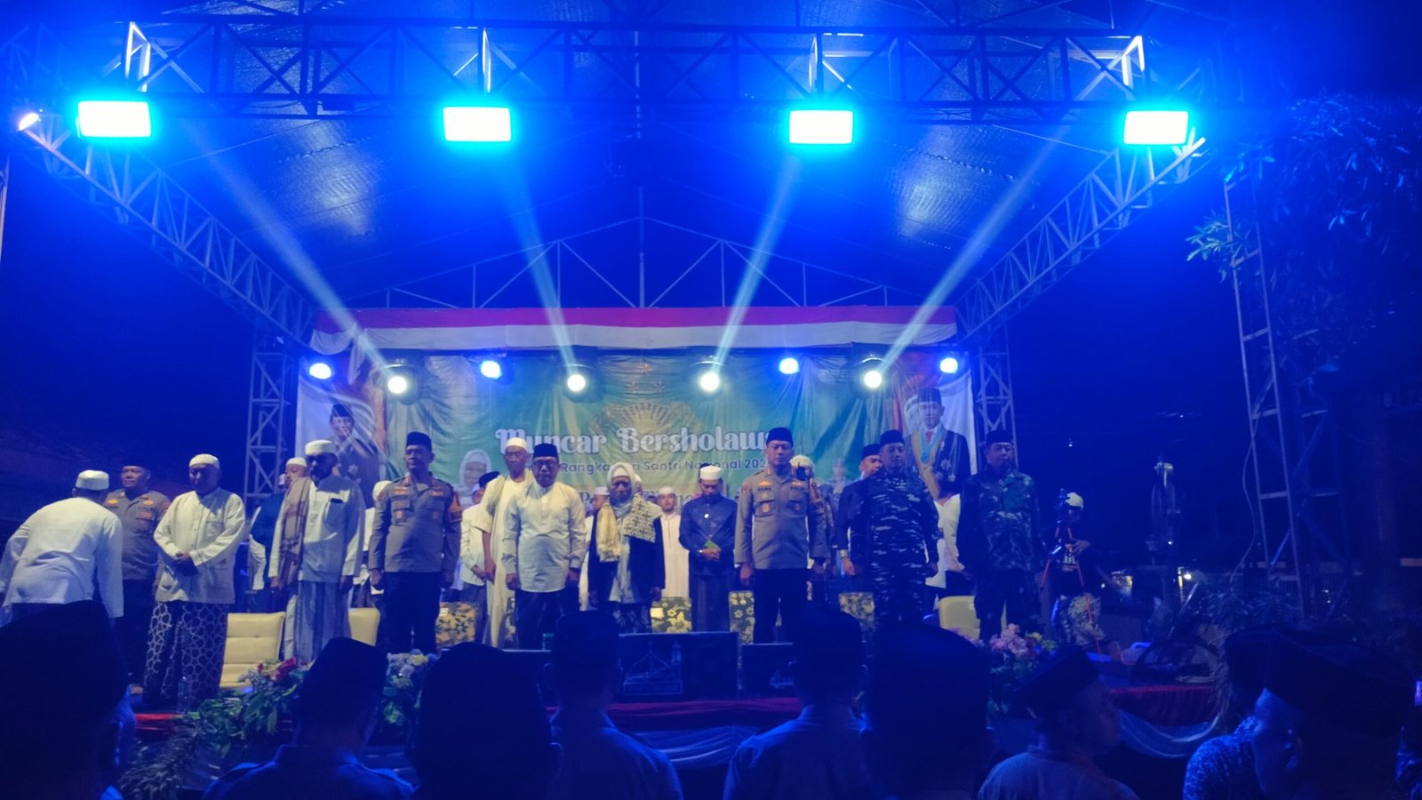Sinergi TNI-Polri dan Masyarakat Warnai Pengajian Sholawatan Hari Santri Nasional 2025 di Muncar