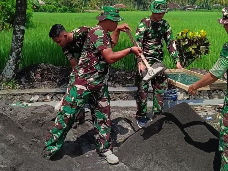 prajurit TNI Angkatan Udara dari Lanud Abdulrachman Saleh juga menunjukkan kepedulian sosial melalui kegiatan pembangunan desa