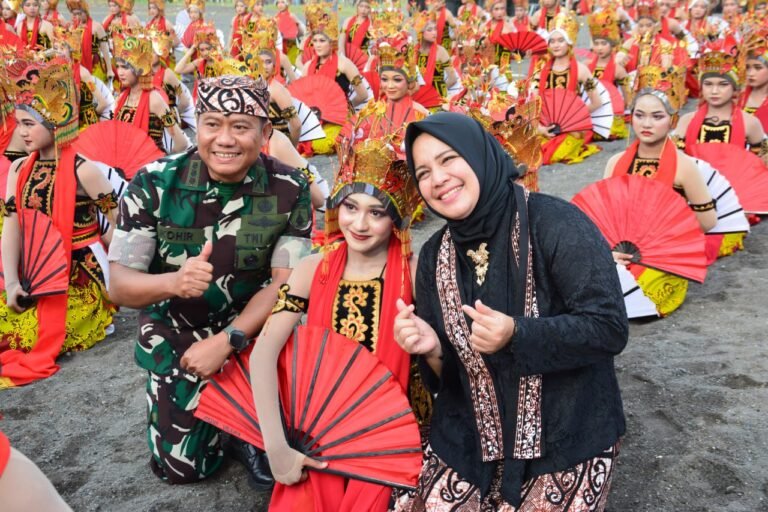 DANREM 083/BALADHIKA JAYA HADIRI FESTIVAL GANDRUNG SEWU 2025: TNI HADIR MENJAGA BUDAYA DAN MEMPERKUAT PERSATUAN BANGSA