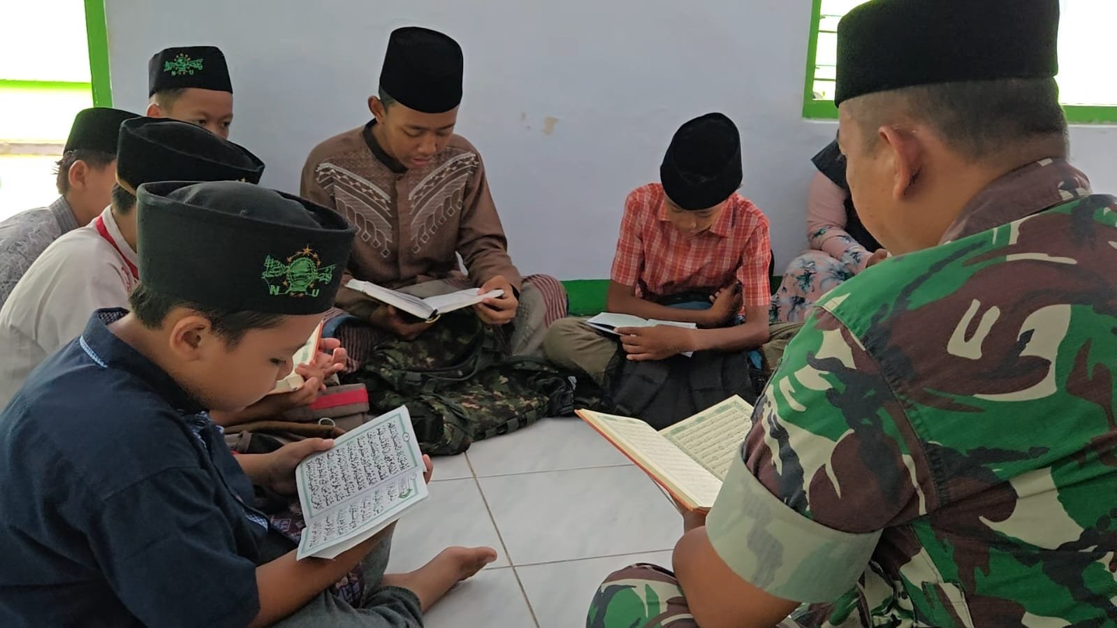 semangat kebersamaan antara TNI dan masyarakat terus terjalin erat.