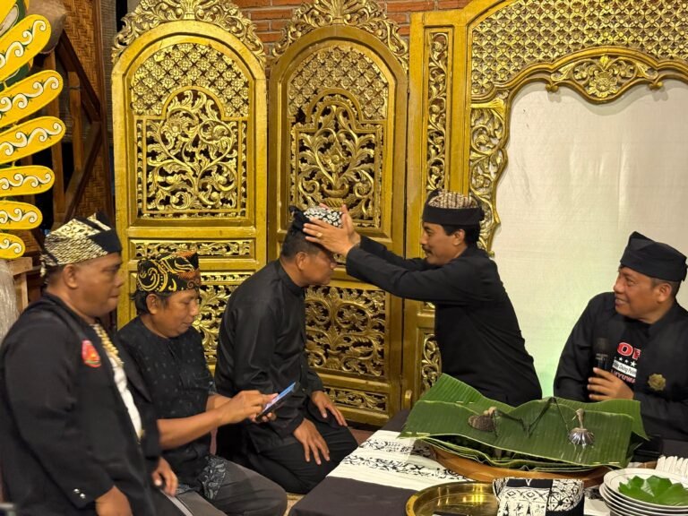 Hangat dan Penuh Budaya, Danrem 083/Baladhika Jaya Diganjar Gelar Anggota Kehormatan KOPAT”