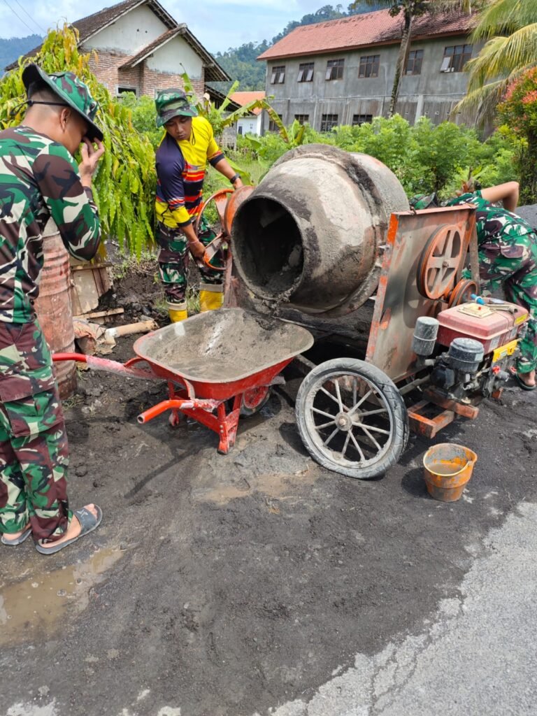 Satuan Yonzipur 5/Abw berhasil menuntaskan sekitar 75 persen pekerjaan drainase di Dusun Karajan 1B, Desa Lebakharjo, Kecamatan Ampelgading, Kabupaten Malang.