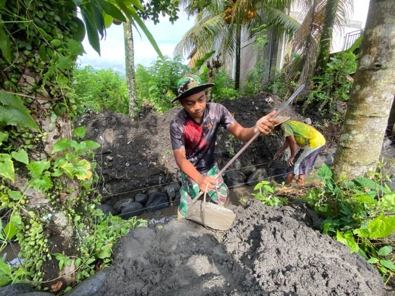 personel Yonzipur 5/Abw bersama prajurit Kodim 0818 dan masyarakat Dusun Krajan 1B, Desa Lebakharjo, Kecamatan Ampelgading, Kabupaten Malang, melanjutkan pekerjaan pembangunan saluran drainase 