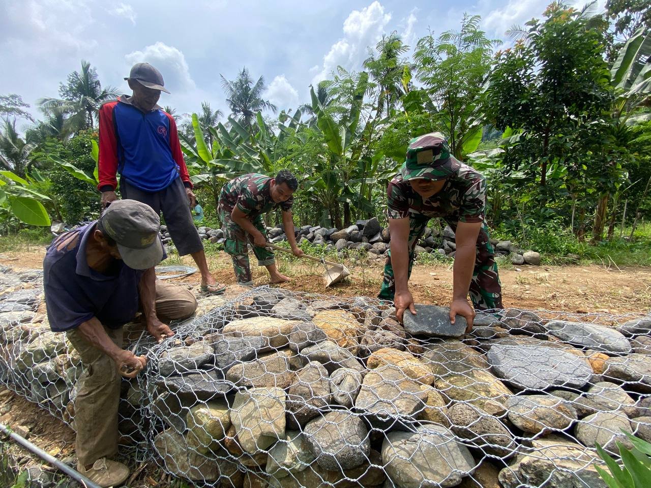 Pemasangan Bronjong Satgas TMMD 126 Perkuat Bantaran Sungai Lebakharjo Cegah Banjir