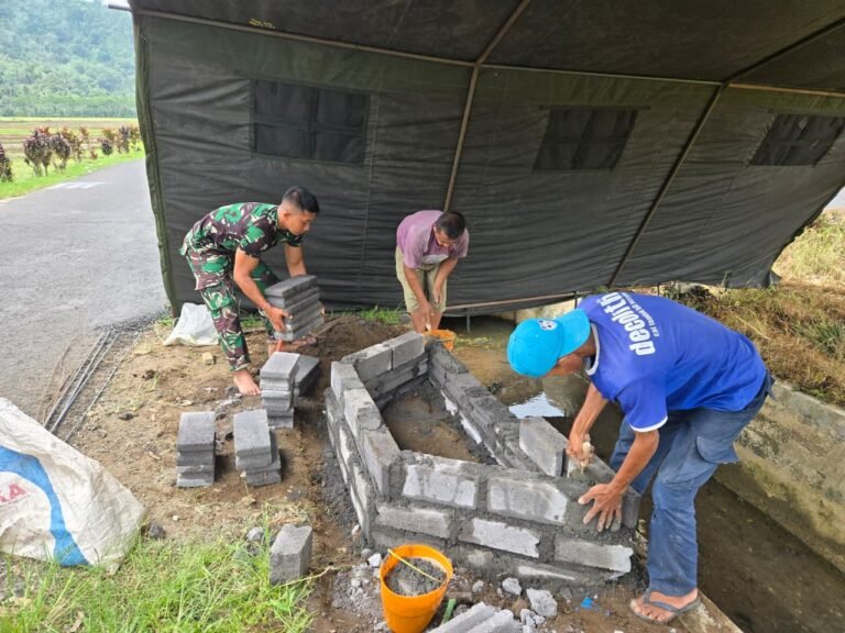 Satgas TMMD Ke-126 Kodim 0818/Malang-Batu yang berasal dari Satuan Yonzipur 5/Abw melaksanakan pembangunan Monumen TMMD di Dusun Krajan 1B, Desa Lebakharjo, Kecamatan Ampelgading, Kabupaten Malang.