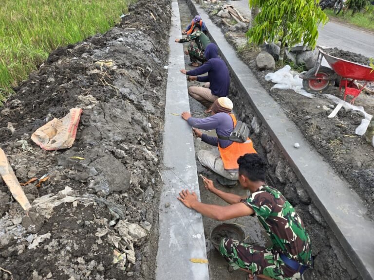 Satuan Angkatan Udara Republik Indonesia (AURI) turut melanjutkan pekerjaan saluran drainase yang telah mencapai 85 persen pengerjaannya.