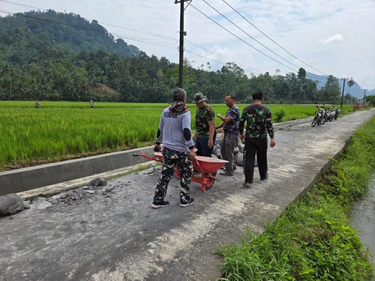 personel Satuan Angkatan Laut (TNI AL) bersama Kodim 0818/Malang-Batu dan masyarakat setempat bahu-membahu melanjutkan pekerjaan saluran irigasi dalam program TMMD ke-126.