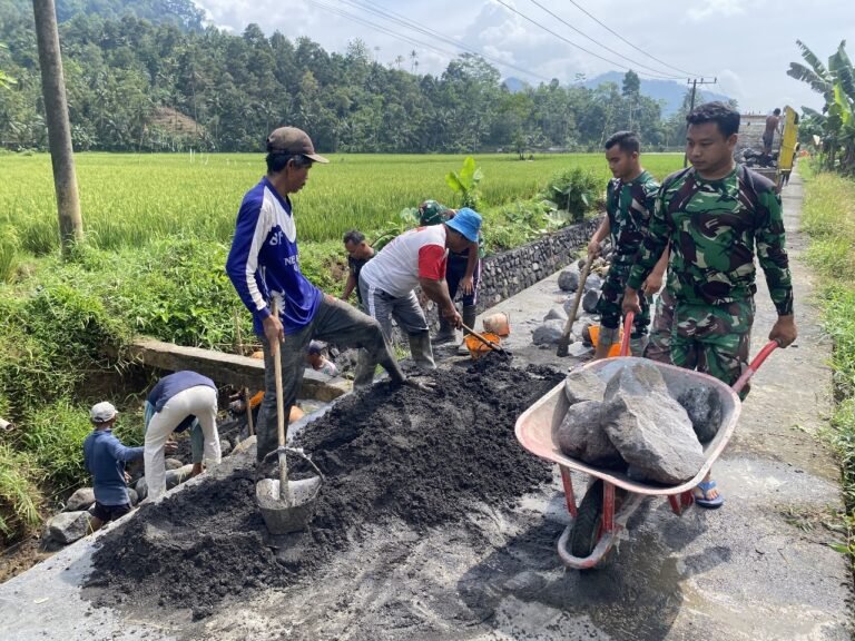 Satuan Tugas (Satgas) TNI Manunggal Membangun Desa (TMMD) ke-126 di Desa Lebakharjo, Kecamatan Ampelgading, Kabupaten Malang, mempercepat pengerjaan fisik saluran irigasi