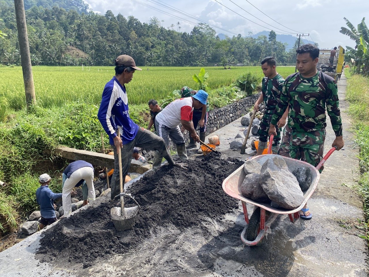 Satuan Tugas (Satgas) TNI Manunggal Membangun Desa (TMMD) ke-126 di Desa Lebakharjo, Kecamatan Ampelgading, Kabupaten Malang, mempercepat pengerjaan fisik saluran irigasi