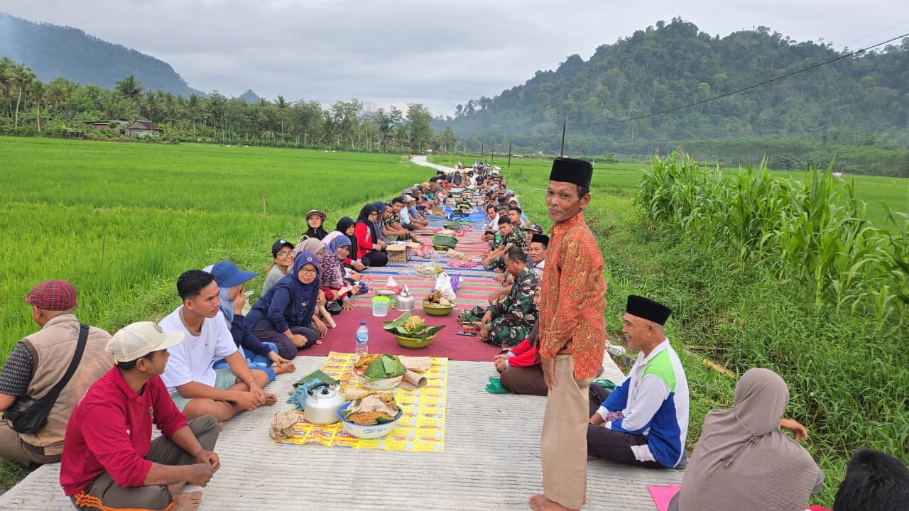 Jalan Usaha Tani yang menjadi dambaan warga akhirnya rampung 100 persen melalui program TNI Manunggal Membangun Desa (TMMD) ke-126 Kodim 0818/Malang-Batu di Jalan Usaha Tani Dusun Sukomaju B Desa Lebakharjo