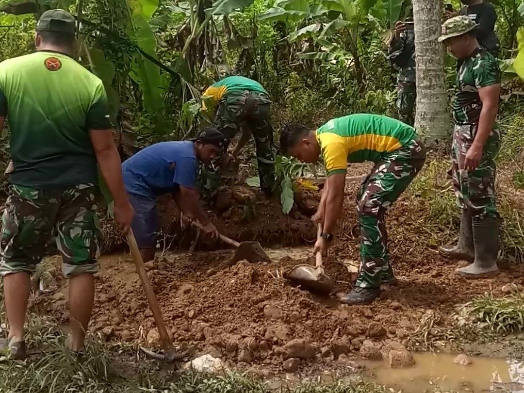 pemasangan sisa pipa air bersih di Dusun Sukomaju B, Desa Lebakharjo, Kabupaten Malang.