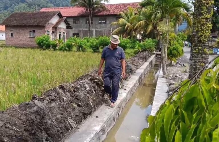 Satgas TNI Manunggal Membangun Desa (TMMD) ke-126 awalnya menargetkan sepanjang 200 meter, kini berhasil diselesaikan dengan hasil over prestasi mencapai 216 meter, Lebakharjo Ampelgading, Kabupaten Malang,