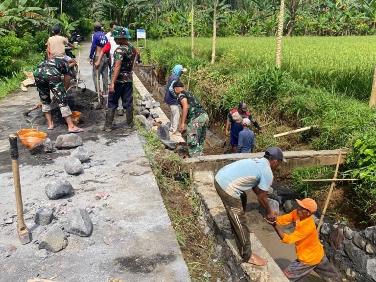 Anggota Satgas TNI Manunggal Membangun Desa (TMMD) ke-126 Kodim 0818/Malang-Batu terus menunjukkan dedikasi tinggi dalam melaksanakan pekerjaan peningkatan saluran irigasi di Desa Lebakharjo