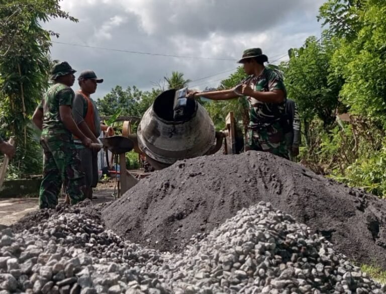 Dengan tekad dan kerja keras, para prajurit bersama warga bahu membahu membangun drainase sepanjang 245 meter