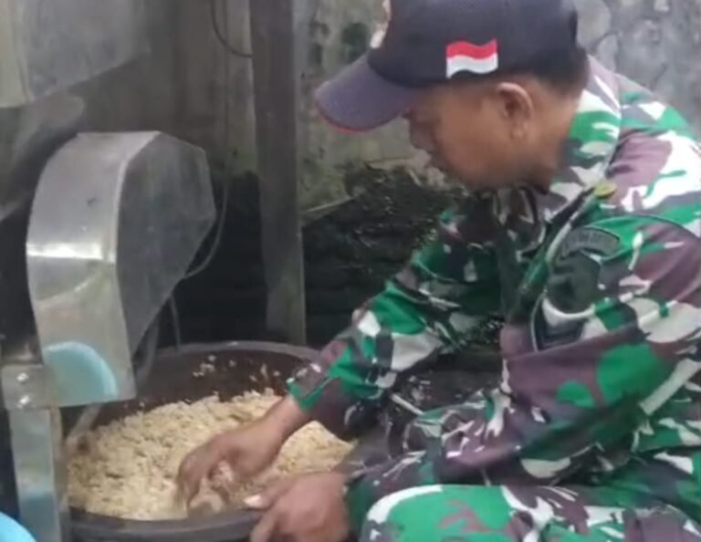 Sejumlah anggota Satgas TMMD ikut membantu proses pembuatan tempe, mulai dari mencuci kedelai hingga tahap fermentasi