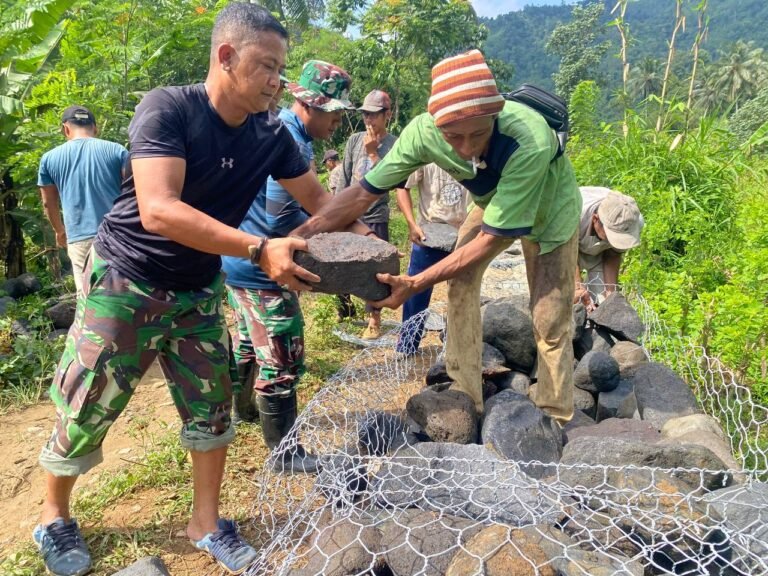 Satgas TMMD 126 Lebakharjo Kejar Pemasangan Kawat Bronjong di Tengah Tingginya Curah Hujan