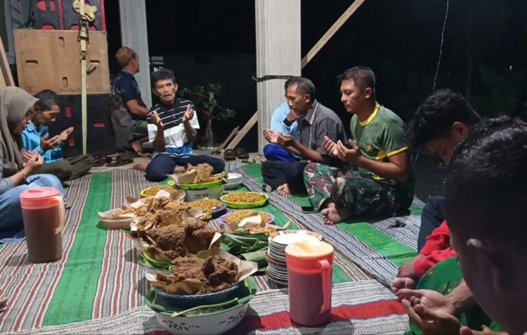 Belasan warga bersama anggota Satgas TMMD 126 Lebakharjo menggelar syukuran sederhana sebagai ungkapan rasa syukur atas selesainya pekerjaan rabat beton jalan usaha tani,