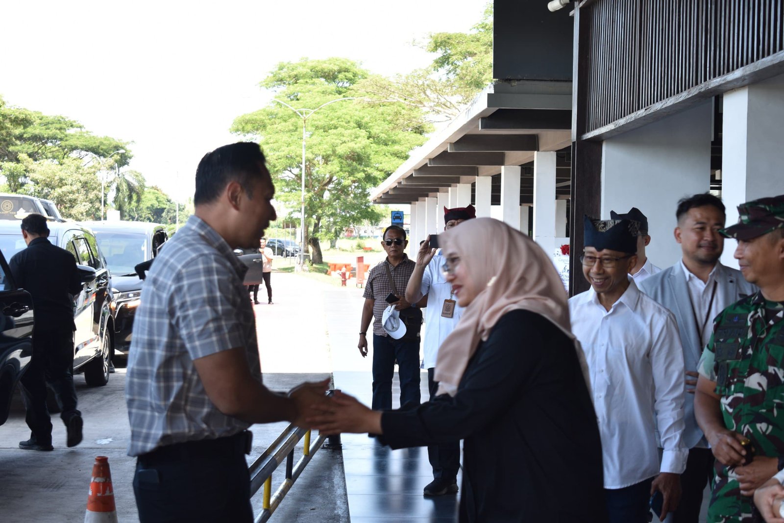 Dandim Banyuwangi Dampingi Menteri Infrastruktur dan Pembangunan Kewilayahan Tinjau Revitalisasi Pasar dan Inggrisan