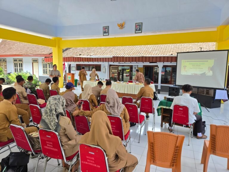 program TNI Manunggal Membangun Desa (TMMD) ke-126 Kodim 0818/Malang-Batu, Dinas Komunikasi dan Informatika (Diskominfo) Kabupaten Malang memberikan bimbingan teknis (bimtek) Desa Digital kepada para operator desa se-Kecamatan Ampelgading