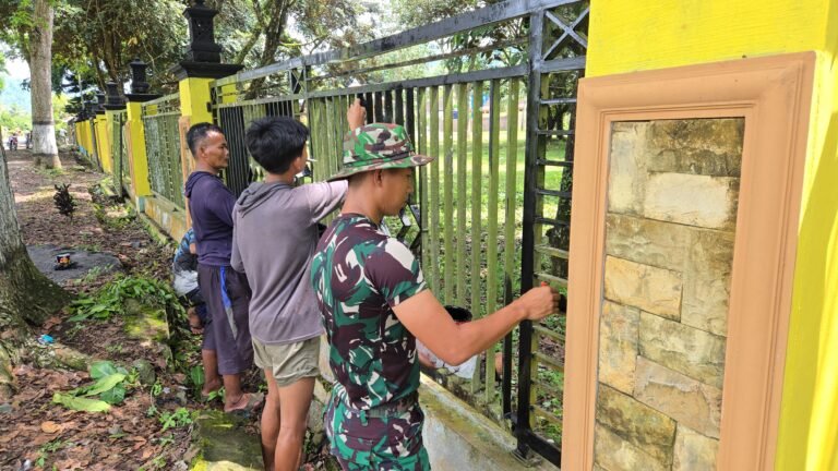 Anggota Satgas TMMD dan warga setempat bahu-membahu melakukan pembersihan lingkungan, memperbaiki jalan desa, serta merapikan area sekitar lokasi sasaran fisik TMMD
