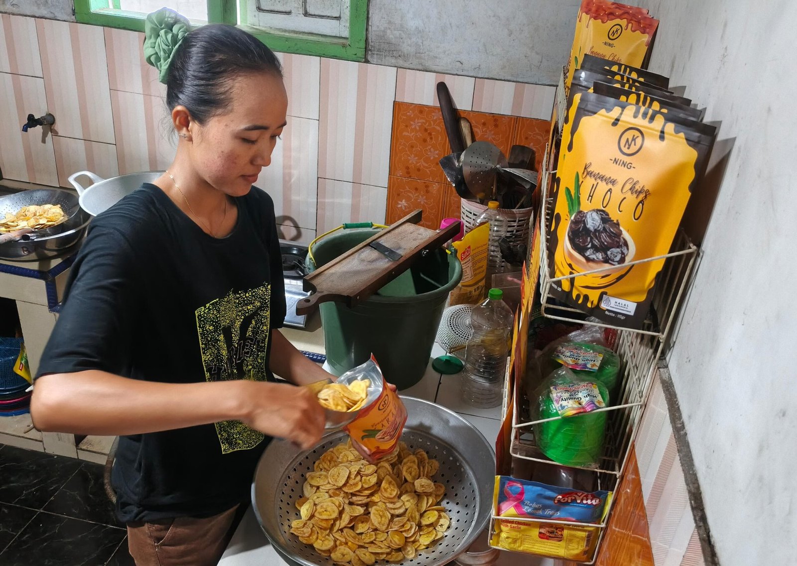 Sebuah Cerita sederhana namun penuh semangat. Adanya TMMD 126 Lebakharjo, usaha milik Pasutri (pasangan suami istri) ini laris manis