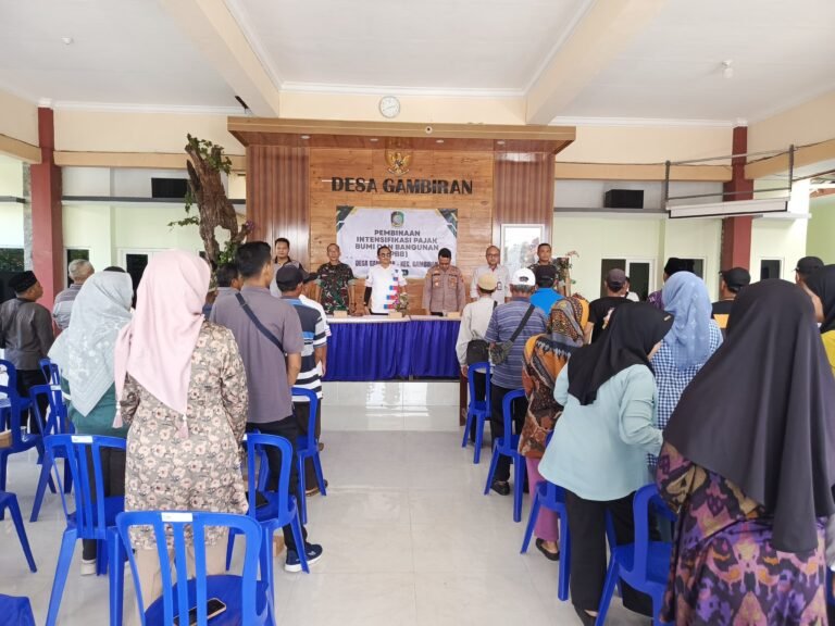 Dukung Peningkatan Pendapatan Daerah, Babinsa Koramil 0825/06 Gambiran Hadiri Pembinaan Intensifikasi PBB Di Desa Gambiran.