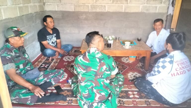 Babinsa Koramil 0825/06 Gambiran Perkuat Kemanunggalan TNI dan Rakyat Melalui Silaturahmi Intensif di Kediaman Warga.