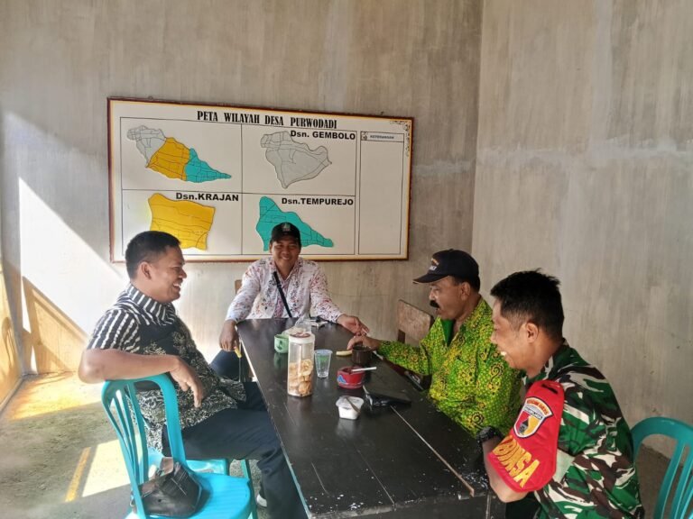 Canda dan tawa, Sertu Jujik Riyanto Jadi Penghubung Hati Di Desa Purwodadi Kecamatan Gambiran.