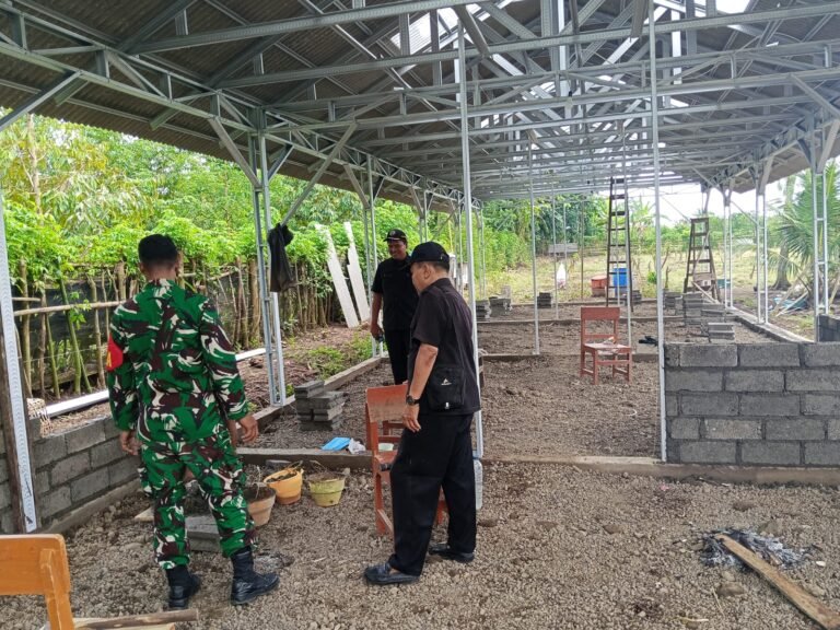 Pantang Lelah, Babinsa Produktif Bersama Warga Gotong Royong Selesaikan Pembangunan Kandang Ternak, Wujud Kemanunggalan TNI, Dukung Program Ketahanan Desa.