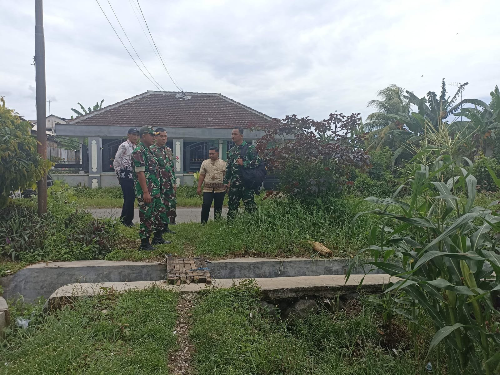 Babinsa Produktif Dampingi Tim Verifikasi KDKMP, Pastikan Pembangunan Berjalan Tepat Sasaran.