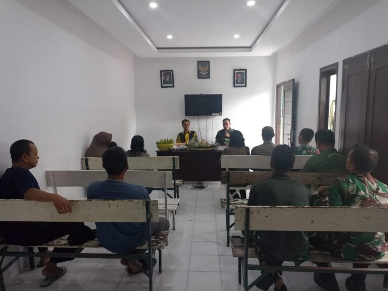 Anggota Koramil Kaget dan Terharu, Orang Tua Berikan Kejutan Tak Terduga untuk Rayakan Anaknya Masuk TNI.